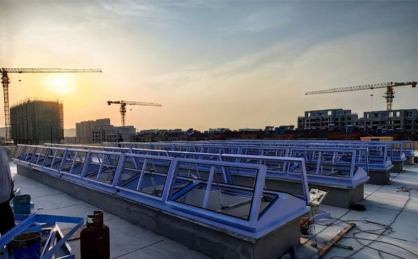 消防尖扎排烟窗工作原理