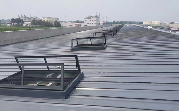 某中学室内体育馆尖扎排烟窗改造项目