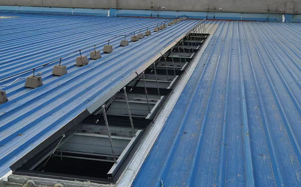 某城市大型商业综合体中庭尖扎排烟窗工程