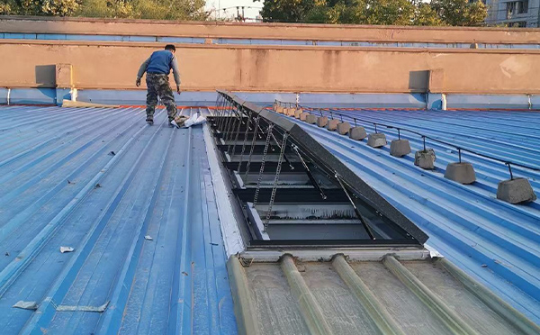 某区域性物流仓储中心尖扎排烟窗系统安装项目