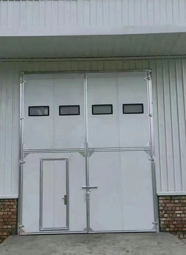 尖扎工业门在设备装配车间出入口的实施记录